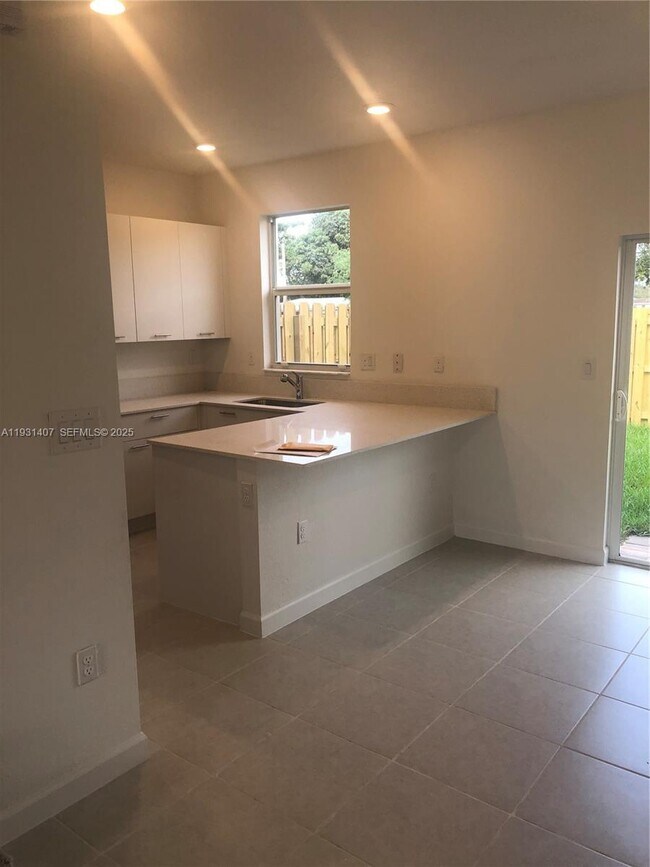 Foto del edificio - 12353 NW 23rd Ct