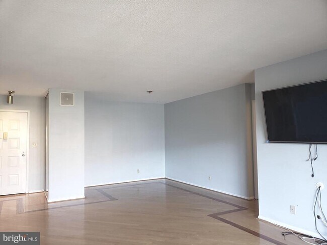 Building Photo - 8360 Greensboro Dr