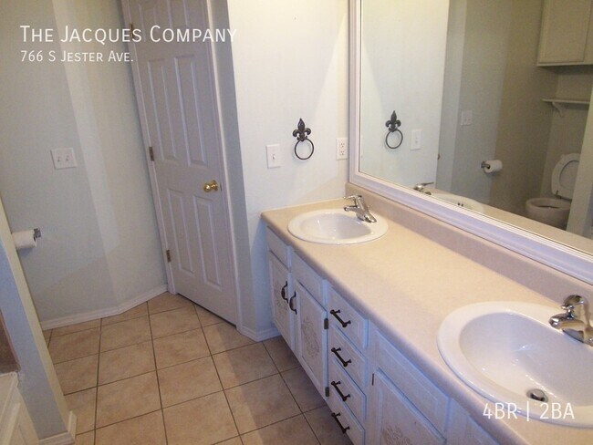 Building Photo - Newer 4 Bedroom 2 Bath with Split Bedroom ...