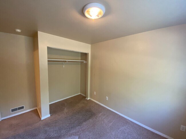 Building Photo - 4 Bed 2 Ba Home- Walking Distance to Emily Dickinson Elementary