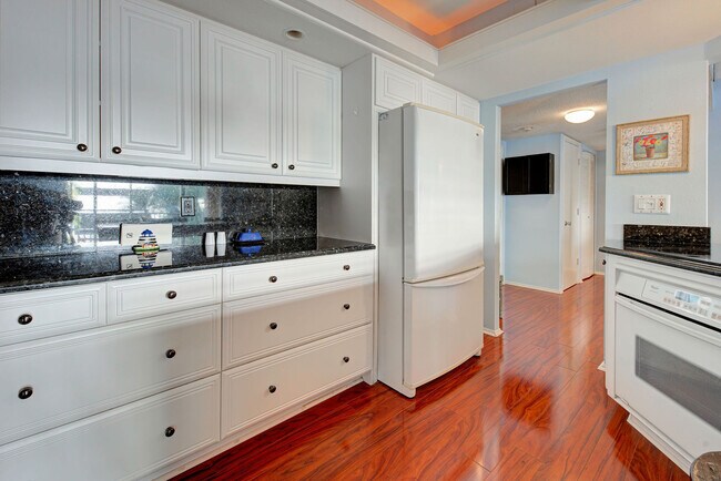 kitchen - 800 Benjamin Franklin Dr