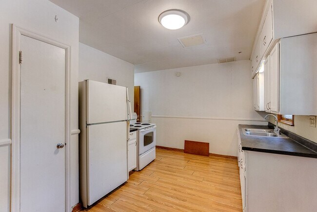 Building Photo - 865-SNELL
