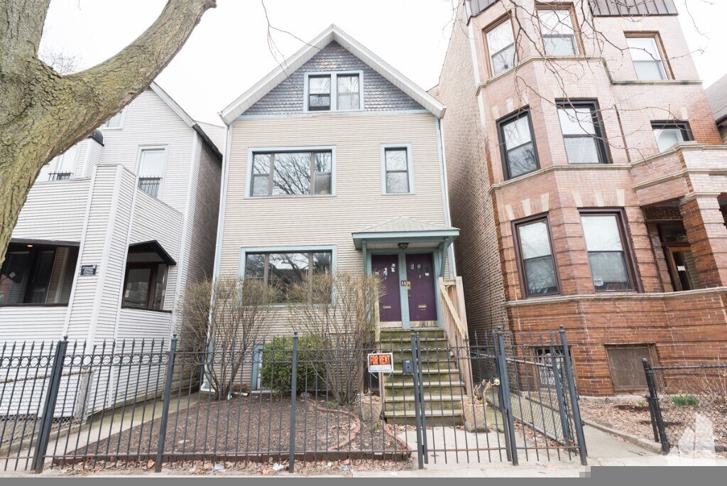 3252 N Lakewood Ave Unit 2, Chicago, IL 60657 Apartments at 3252 N