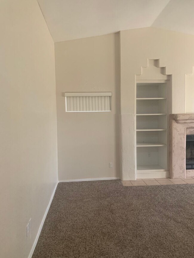 Foto del edificio - 3 Bedroom Home in Desert Lakes Estates