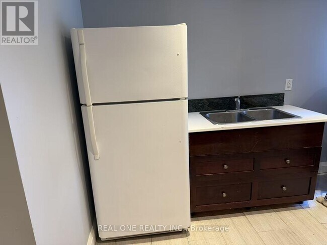 Photo du bâtiment - 1074 Upper Sherman Ave