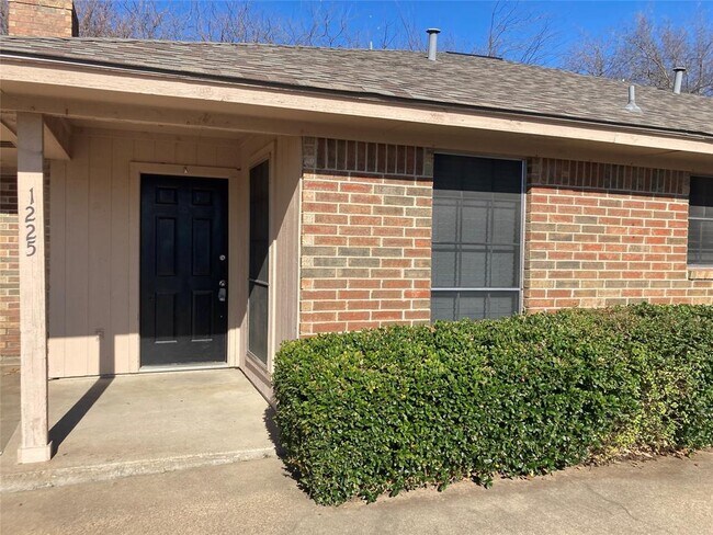 Building Photo - 1225 Fairhaven Dr