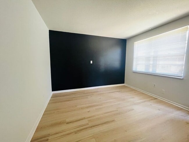 Building Photo - 1406 Magnolia W