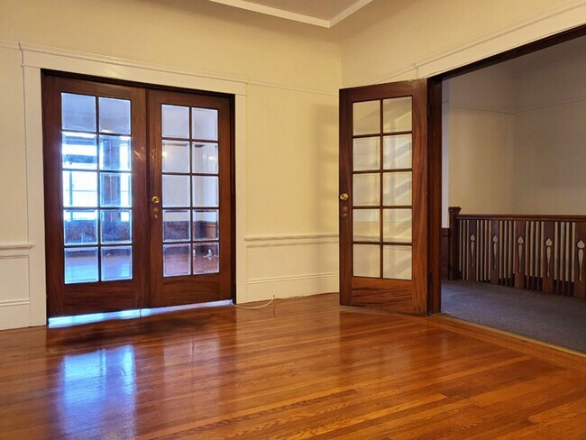 Foto del edificio - 2 Bedrooms 1.5 Bath Flat with a Bonus Room...