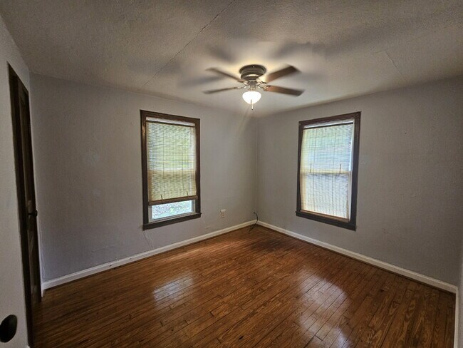 Foto del edificio - "Charming 2-Bedroom Home with Gleaming Hardwood Floors Ready for Move In!