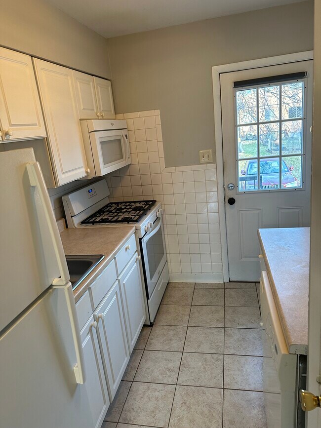 Building Photo - 232 Solon Dr