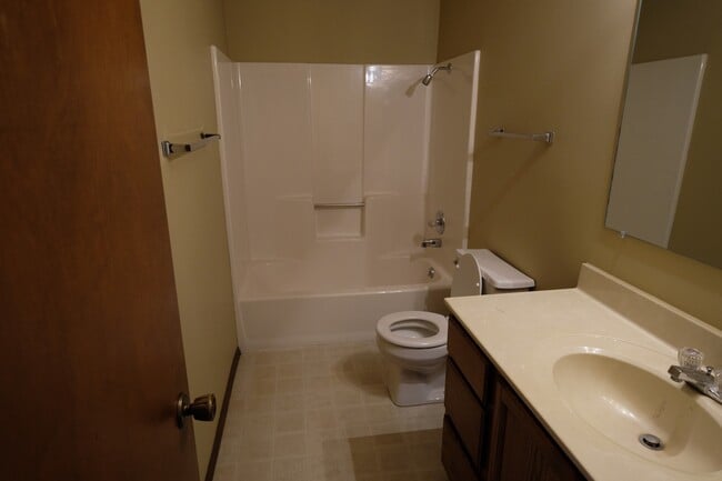 Building Photo - Full Featured 2 Bed, 2 Bath