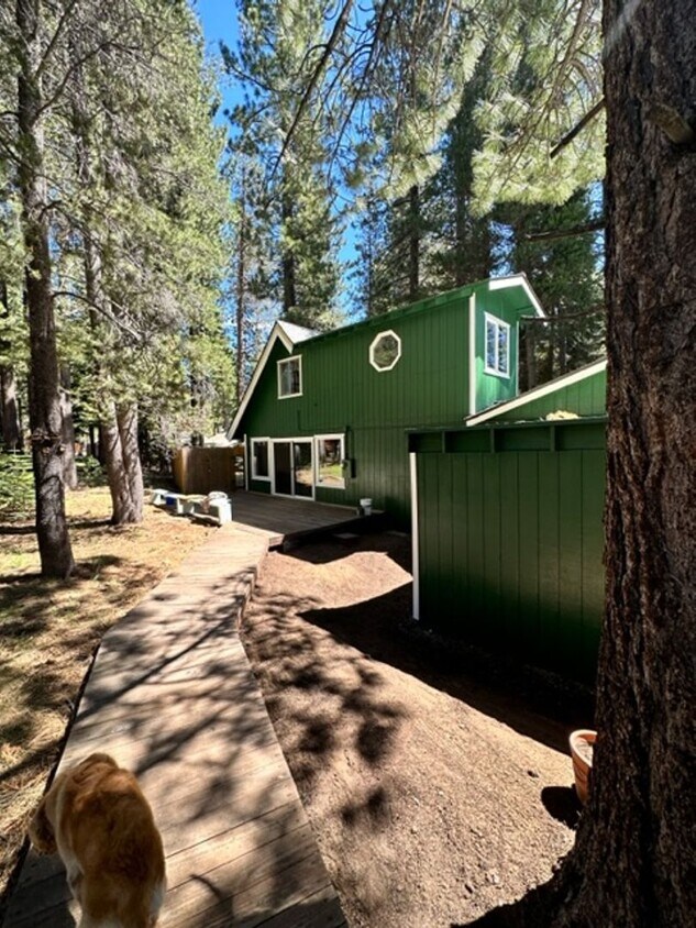 Primary Photo - Large 2Bd back unit, partially furnished i...