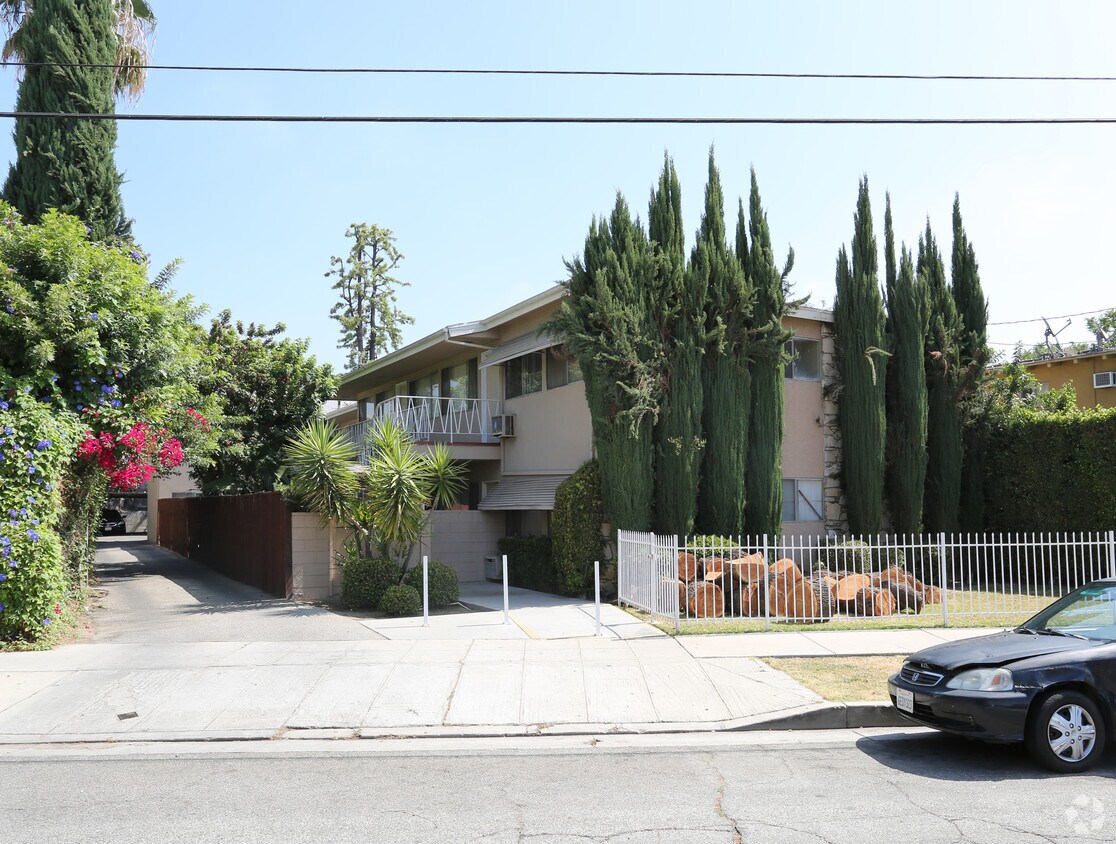 Foto principal - 18611 Clark St