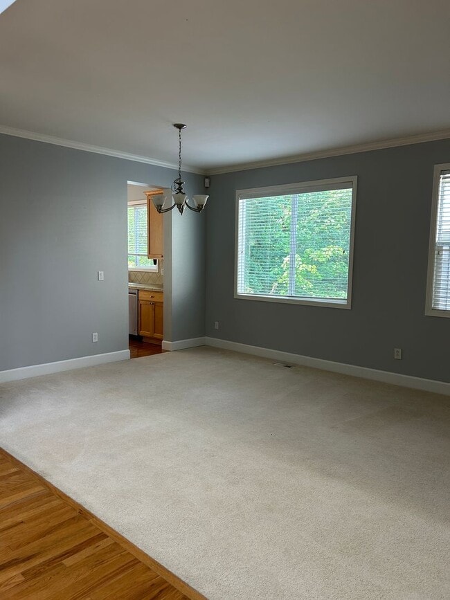 Building Photo - 4Bd/2.75Ba Bellevue Home