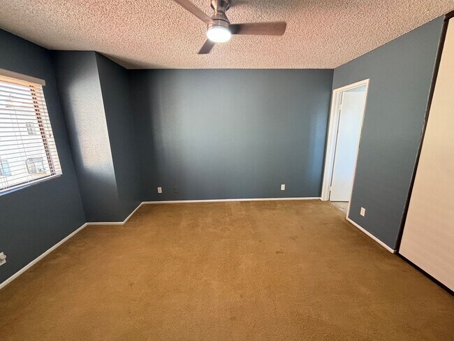 Foto del edificio - Spacious 3-Bedroom Townhome with Community...