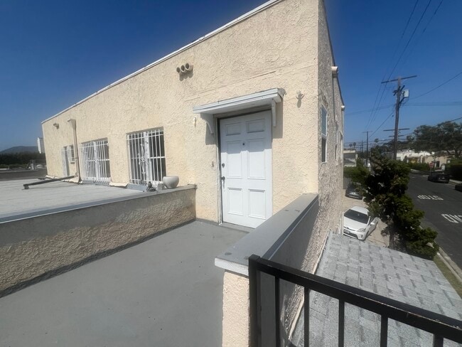 front entrance way - 800 N Mansfield Ave