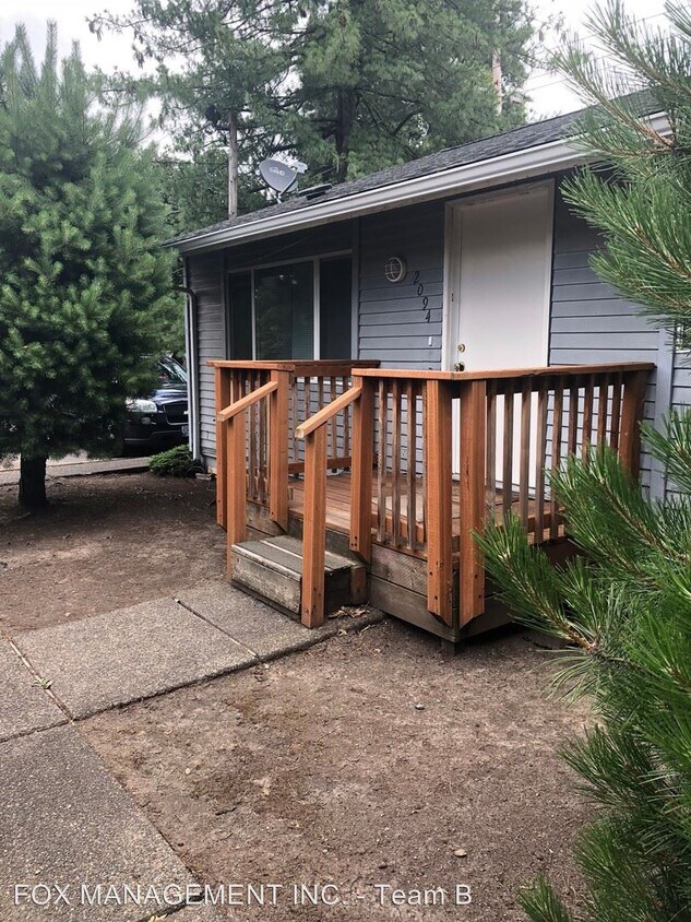 Primary Photo - 2090-2096 SE Pinelane St