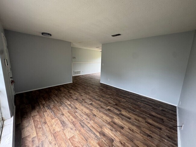 Foto del edificio - 6105 Cherry Hill Rd