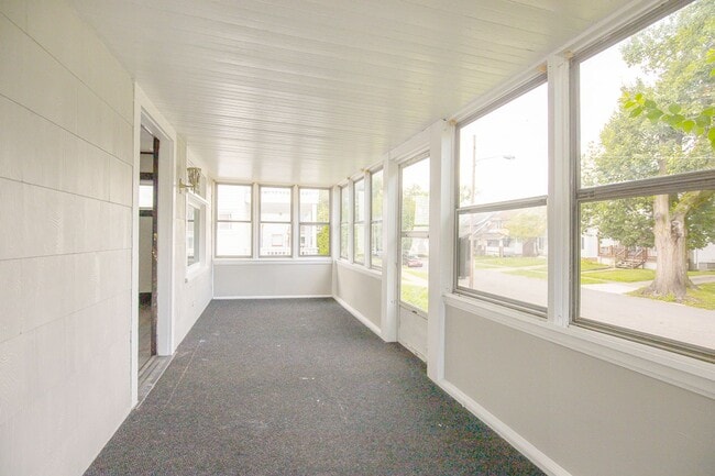 Building Photo - 4 BED 1 BATH BEAUTIFUL SINGLE FAMILY HOME ...