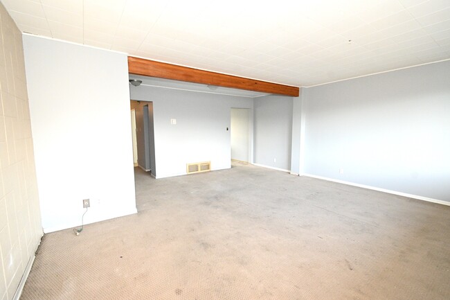 Building Photo - 592 Central St E