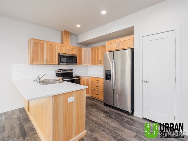 Building Photo - Woodlawn Duplex