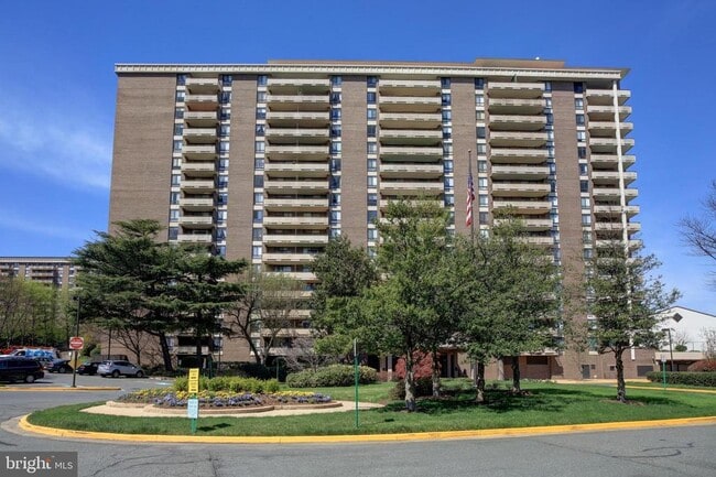 Building Photo - 1800 Old Meadow Rd