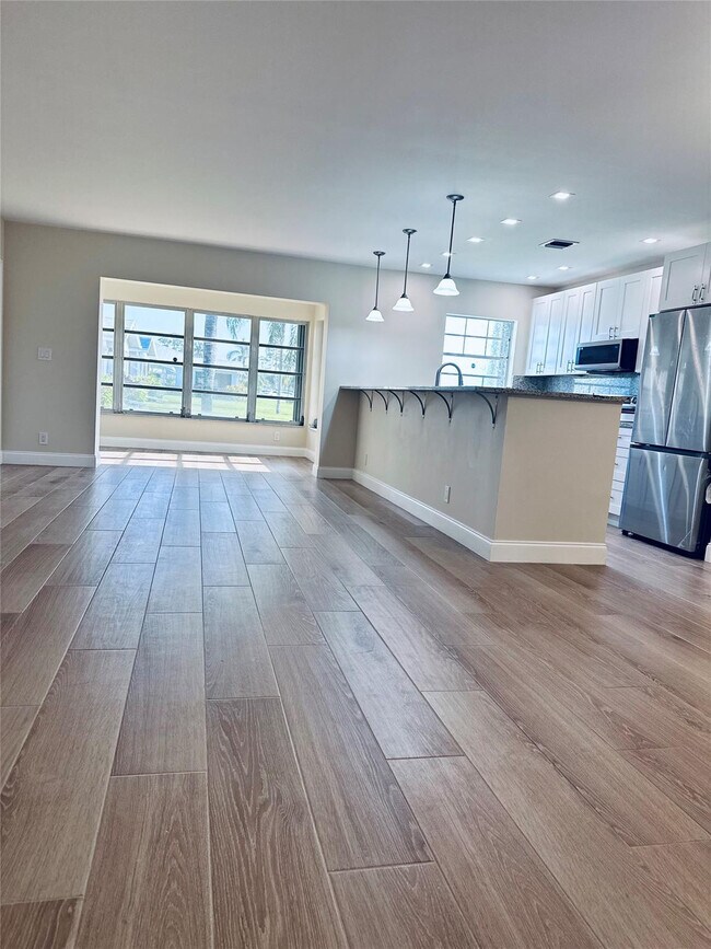 Foto del edificio - 14676 Canalview Dr