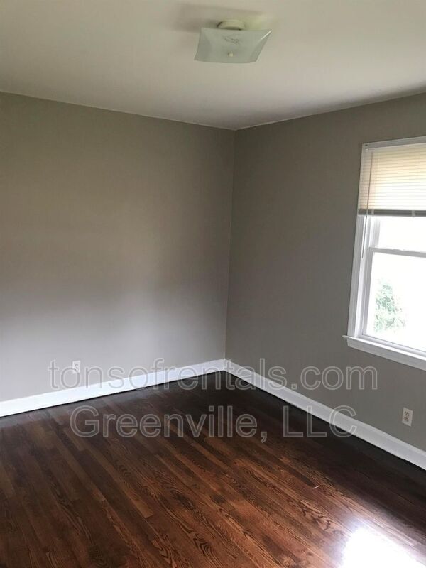 Building Photo - 105 Maple Dr