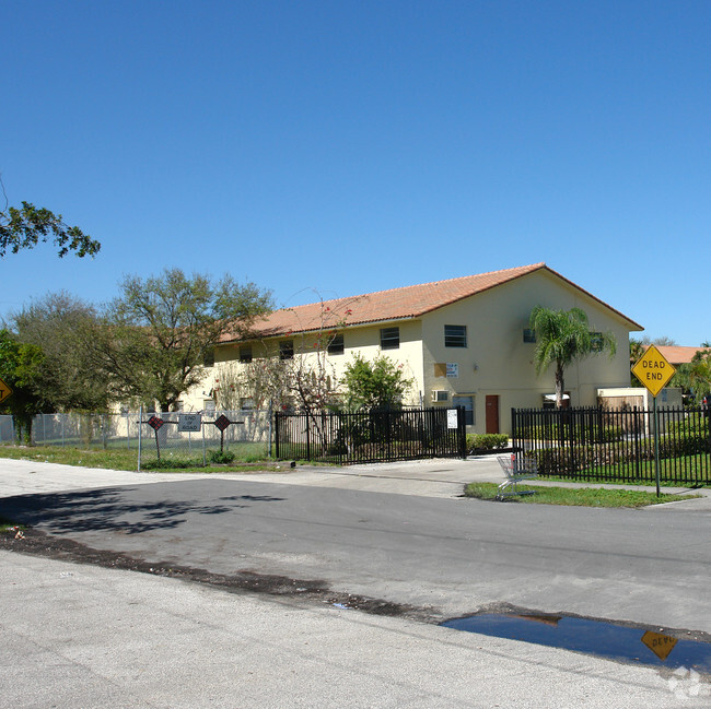 Building Photo - Royal Palms Apartments