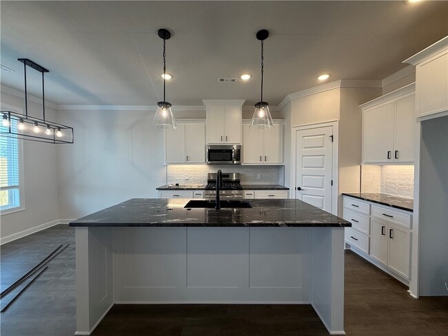 Building Photo - 1900 Bugg St