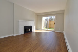 Photo du bâtiment - SPACIOUS THREE LEVEL-TWO BEDROOM TOWHOME IN NORTH EAST LONDON