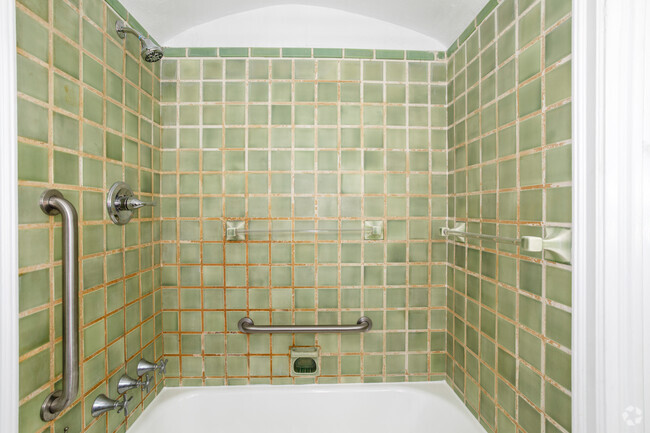 2BR, 2BA - 1,035SF - 1st Bathroom - Clay Commons