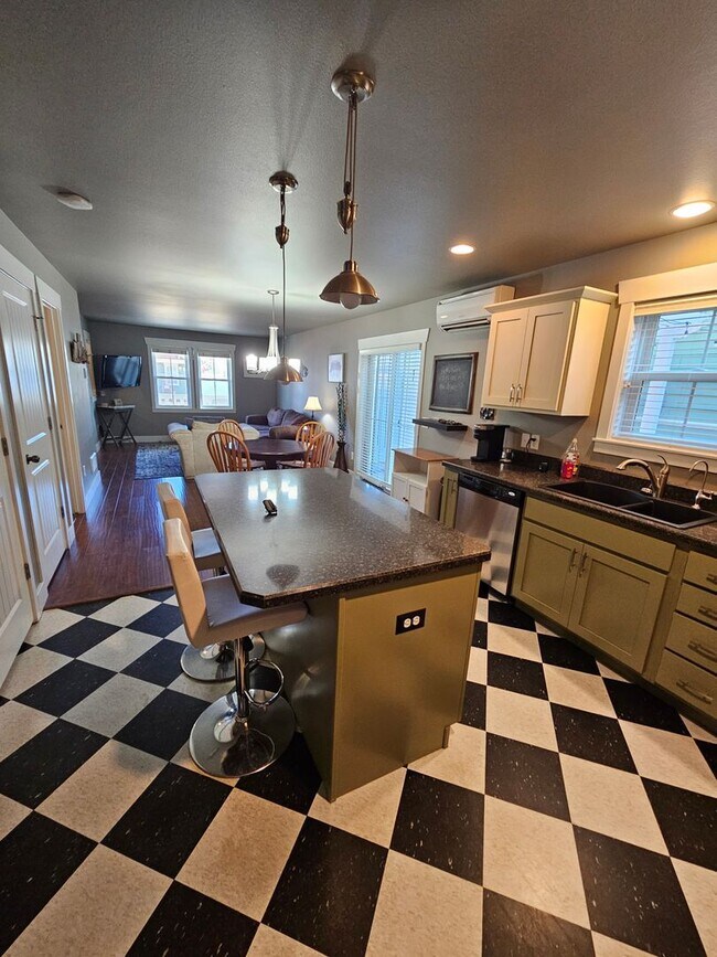 Foto del edificio - Move-In Ready Furnished Home | Utilities Included | Josephine Crossing