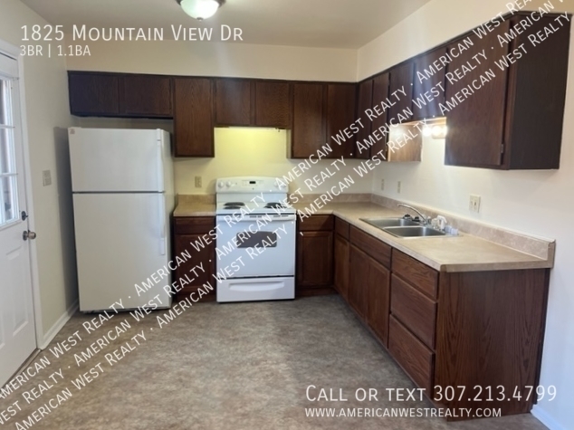 Building Photo - 3 Bed, 1.5 Bath Townhouse