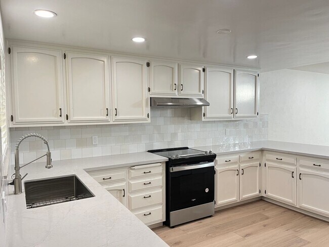 Building Photo - Updated 2 story Condo in Central Location ...