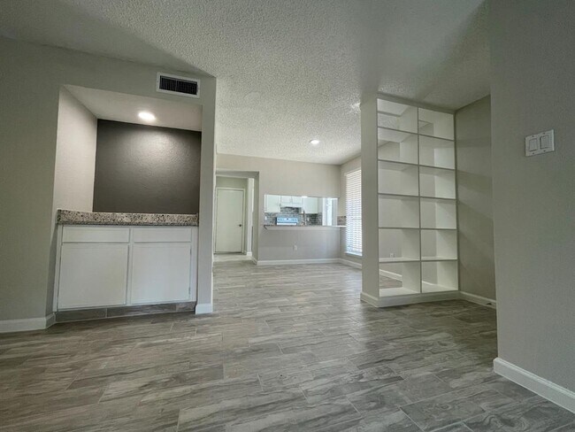 Foto del edificio - 6701 Sands Point Dr