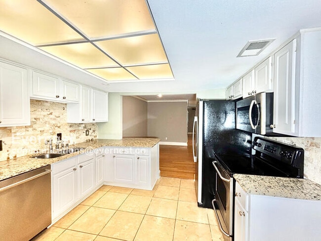 Foto del edificio - 7807 Meadow Park Dr