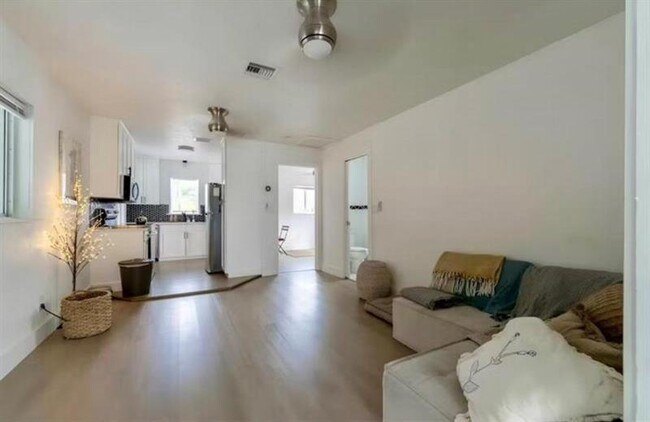 Foto del edificio - 719 NE 38th St
