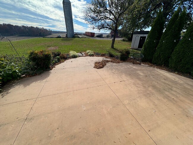 Foto del edificio - 3 Bedroom Semi-Detached Home in Crossroads Borough!