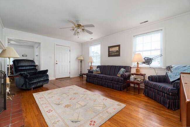 Foto del edificio - Waterfront, furnished home with a boat dock
