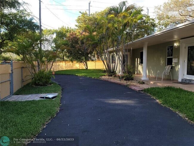 Building Photo - 1705 Venice Ln