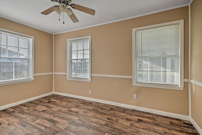 Foto del edificio - 2 bedroom / 1 bath home with fenced yard  ...