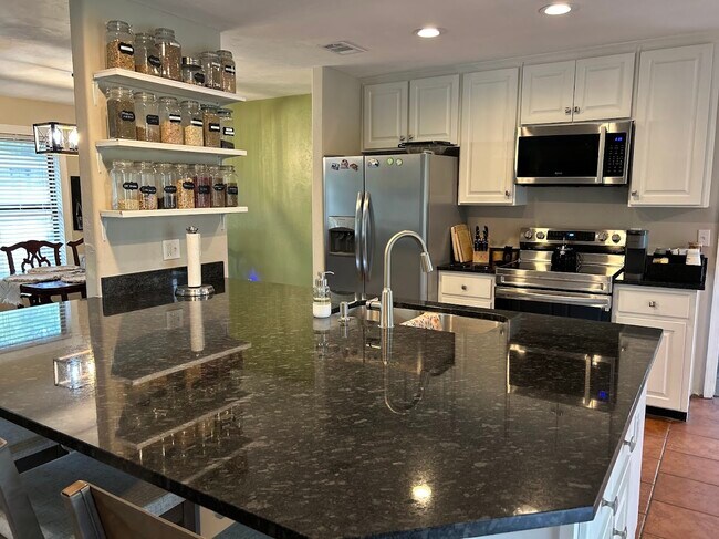 Foto del edificio - 1105 Missionwood Ln