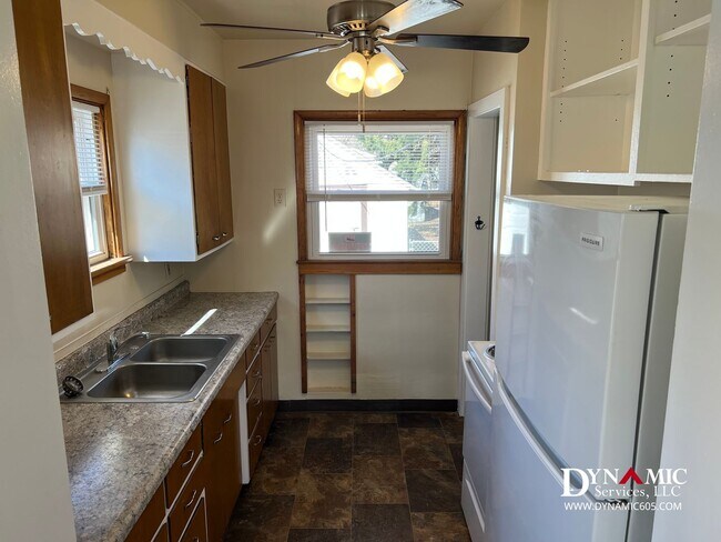 Foto del edificio - Updated 4+ Bedroom, 2 Bathroom House with Garage and Fenced Backyard