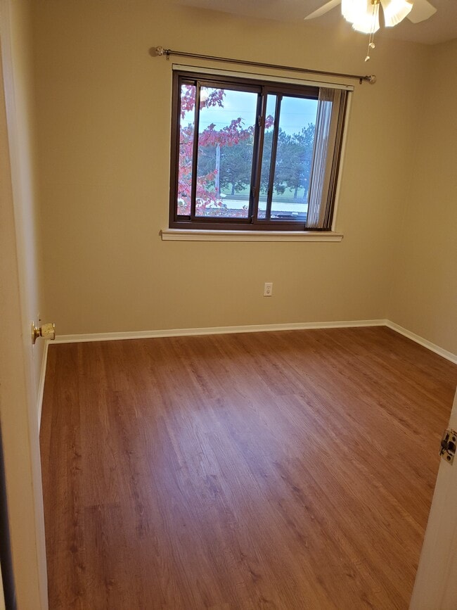 10x10 2nd bedroom - 27230 Evergreen Rd