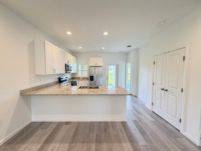Building Photo - 5353 Vista Lago Dr