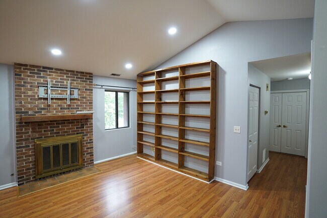 Building Photo - 361 Farnsworth Ct