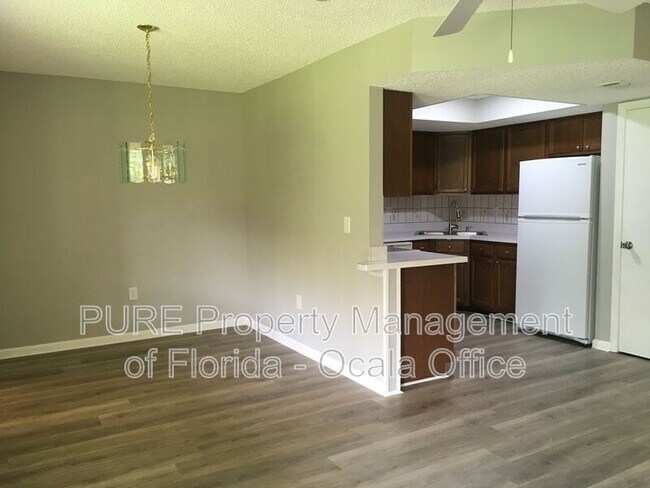 Building Photo - 513 Fairways Ln