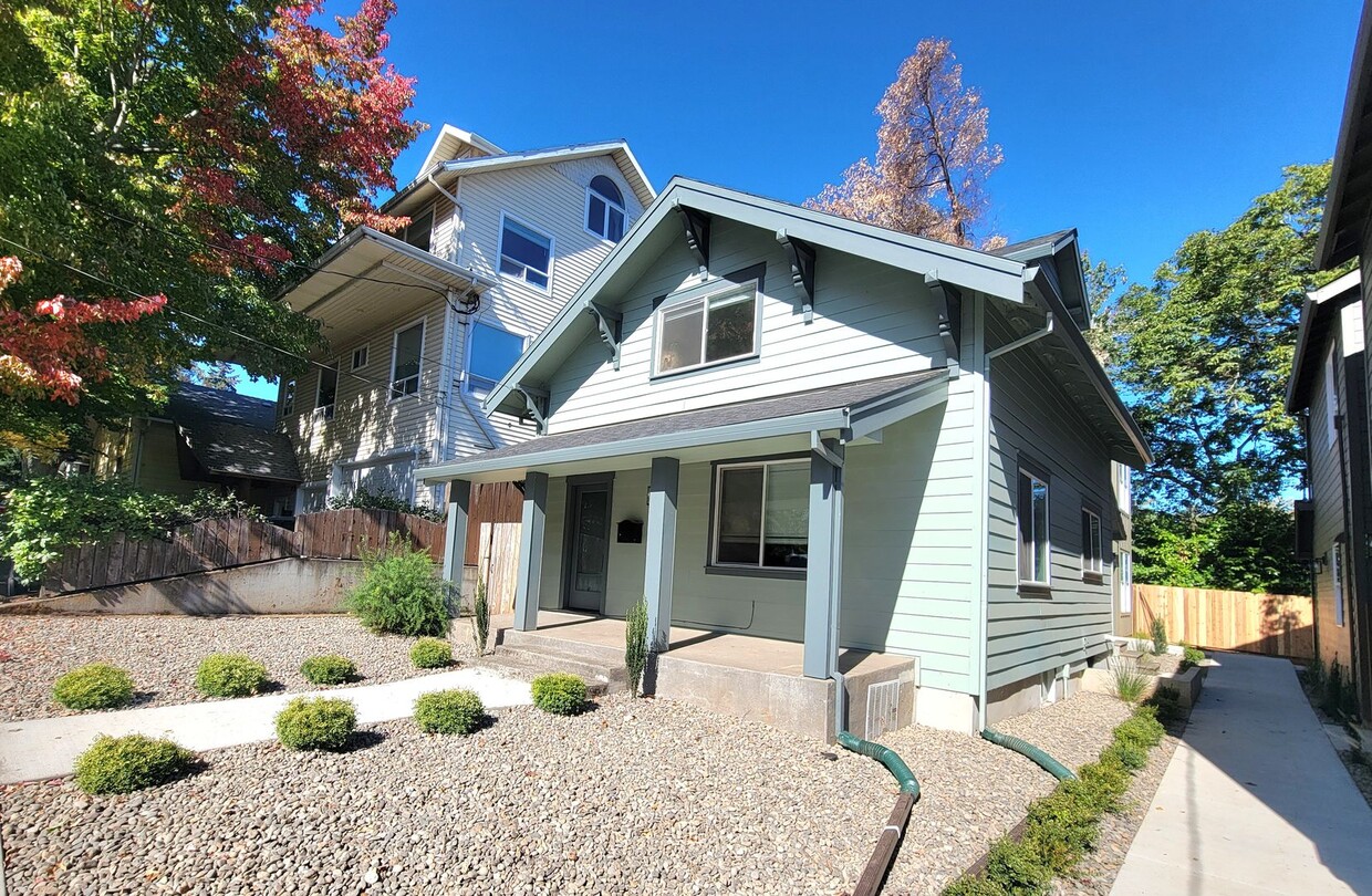 Foto principal - Sellwood Delight: Charming Two-Story 3BD/2...