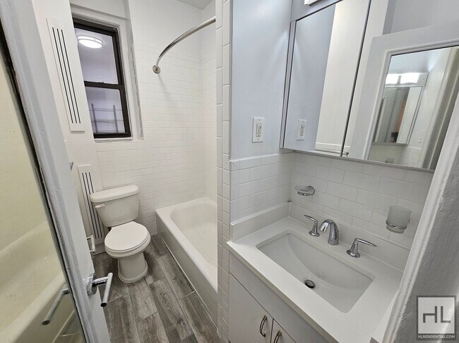 Foto del edificio - High-Ceiling One-Bedroom with Classic Details Near Grand Central
